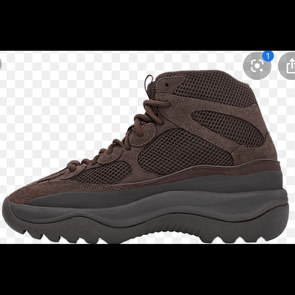 Kid’s Yeezy boots in color “oil”.